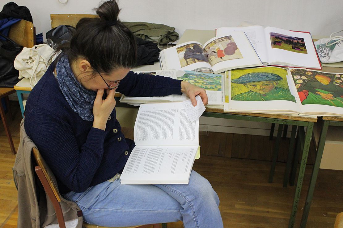 Co-mentor Katja Oblak reading books on art.