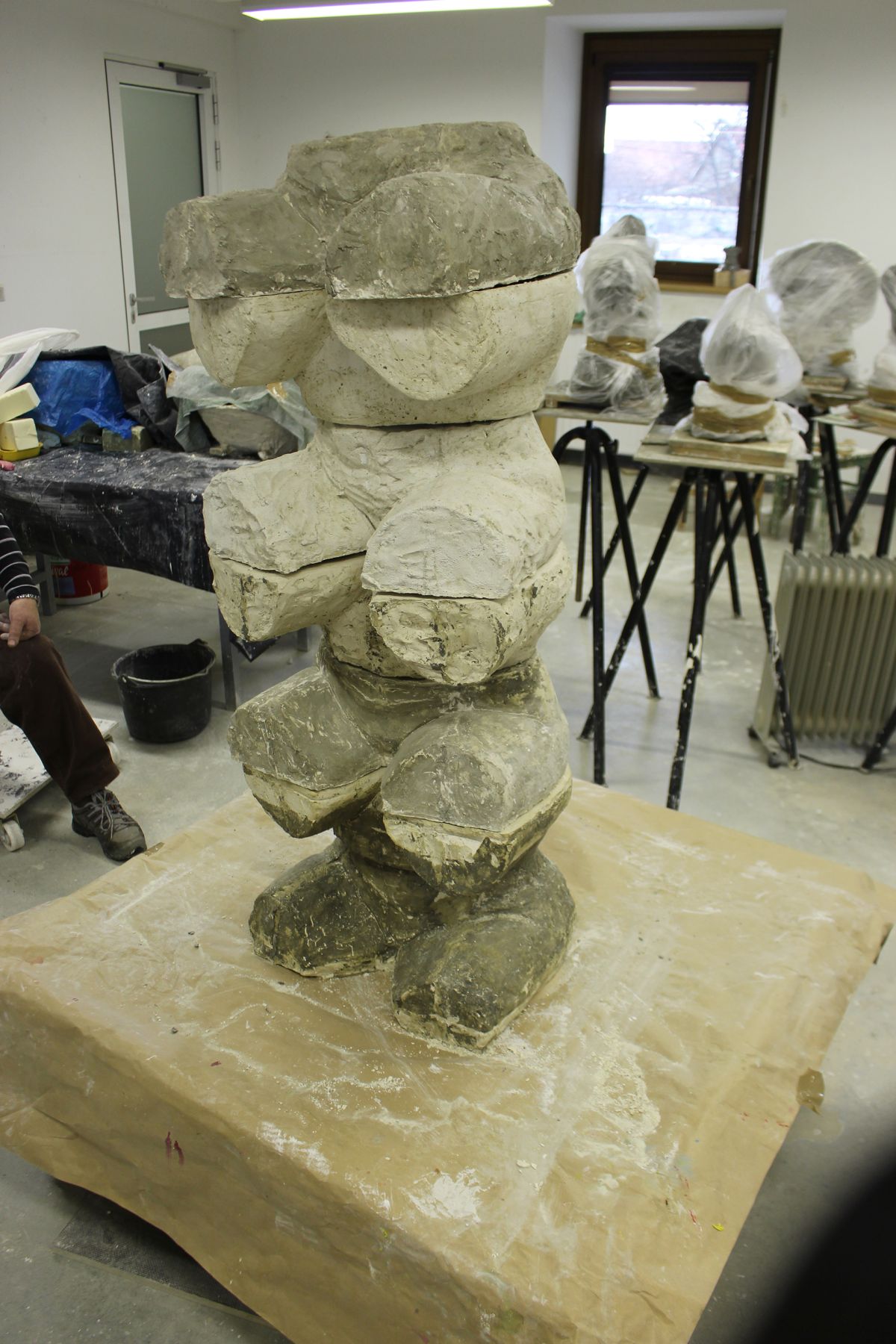 A group sculptural project of the 4th year atendees.