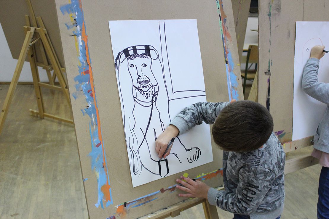 Children drawing the Selfportrait from Albrech Durer.