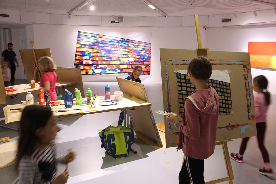 Children painting on the exibition from Wilhelm Heiliger.