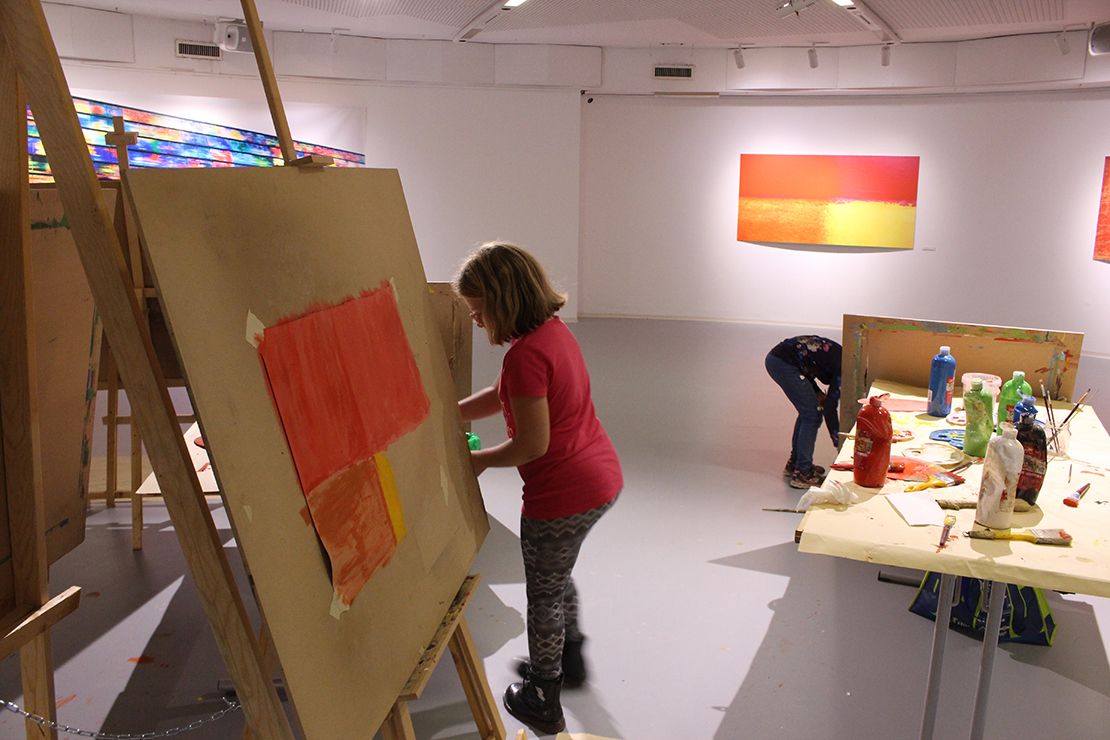 Children painting on the exibition from Wilhelm Heiliger.