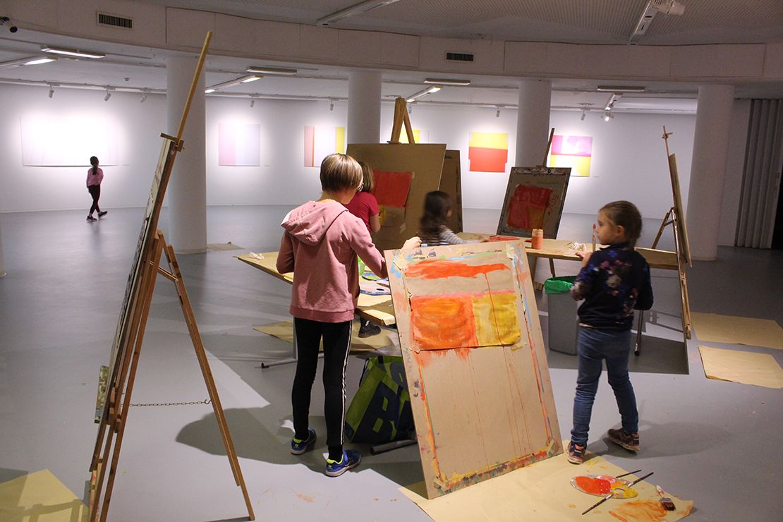 Children painting on the exibition from Wilhelm Heiliger.