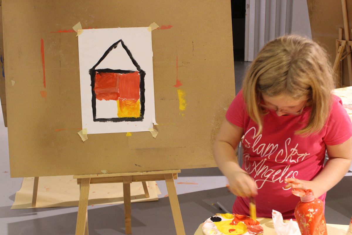 Children painting on the exibition from Wilhelm Heiliger.